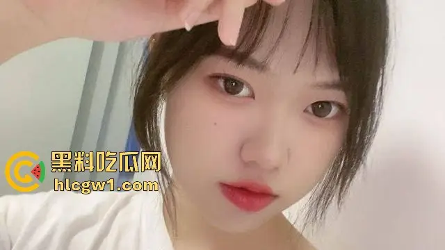東北哈爾濱學生妹【佐琳】出租房黑絲私拍，光滑白腿配肥美翹臀，玩得騷得水流滿床！
