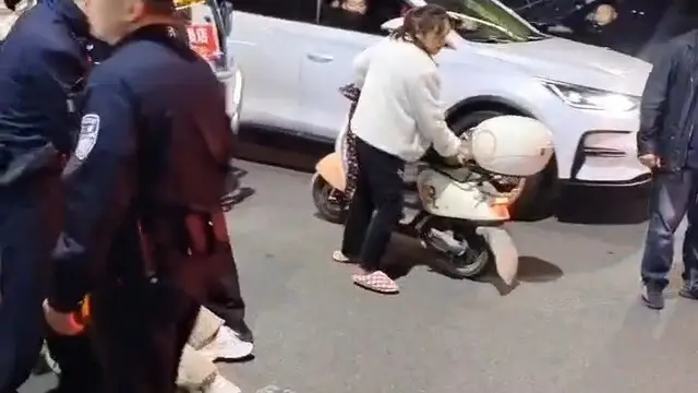 綿陽虎大姐吵架吵到直接搶警察槍！姐這是看電影看上頭了？真把自己當女主角了吧！