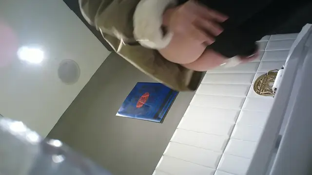 商場女廁刁鑽視角偷拍 長髮美女噓噓 陰唇還是極粉的
