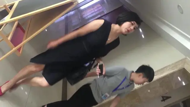 平時忙於工作公司氣質女高管下面的騷屄疏於打理