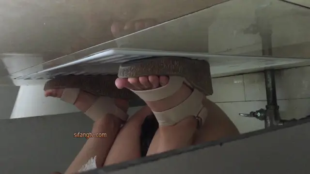 單位女廁偷拍新來的美女同事 B毛非常的茂盛 該修剪一下了