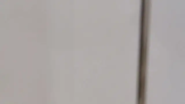 小哥趁著外面沒人溜進商場女廁偷拍了兩個嫩鮑魚趕緊跑