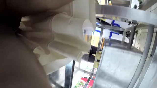 超市抄底系列漂亮清純的眼鏡小妹不穿內褲逛超市 黝黑的毛毛清晰可見