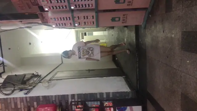 胸前印了一隻熊的長衫美女真是粉嫩