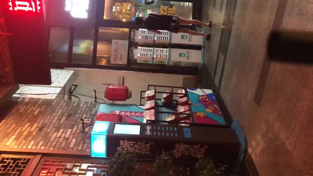網咖門口守候漂亮的短裙美女 哼哼不拍到你的B我是不會走的