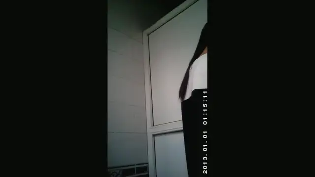 校園坑神潛入某高校女衛多視角偸拍大學生妹子課間排隊來方便美女玩手機太認真了提褲子都一隻手