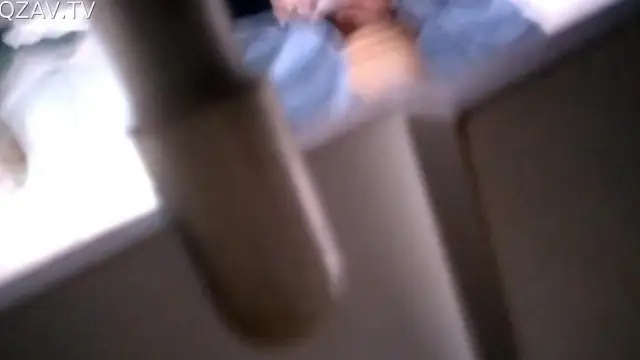 看完逼問路拍臉：近乎無毛尿如噴泉美豔少婦嘴裡含著棍狀物口活不賴
