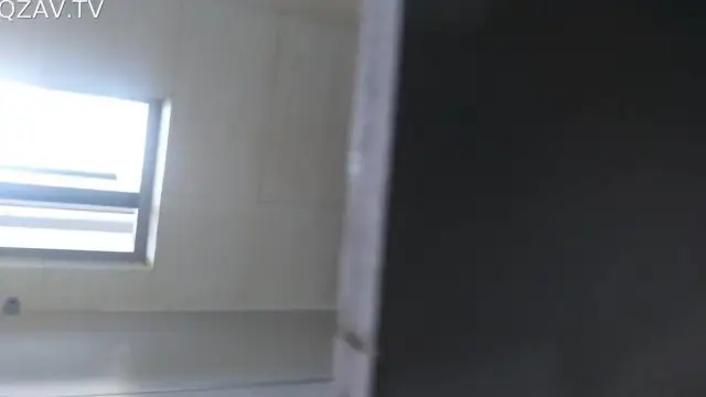 看完逼問路拍臉：剛畢業清純眼鏡學妹發育豐滿的肥唇和嫩穴還沒開苞