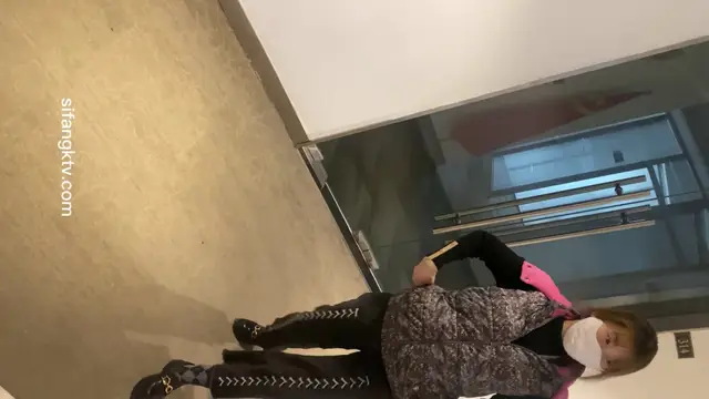 大神潛入辦公樓女廁近距離偷拍多位美女同事尿尿