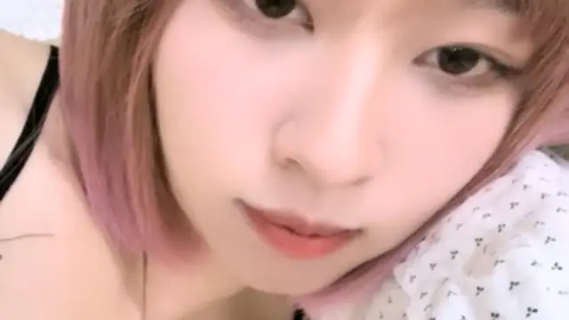 短髮尤物美女妮子！性感睡衣福利秀！抓起大屌埋頭吸吮，扶著屌洞口磨蹭，第一視角抽插跳蛋震穴