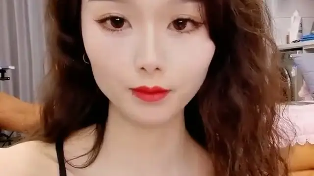 9分顏值尤物女神！細腰美臀超性感！扭腰擺臀誘惑，張開雙腿磨蹭騷穴，嬌喘呻吟極度淫騷