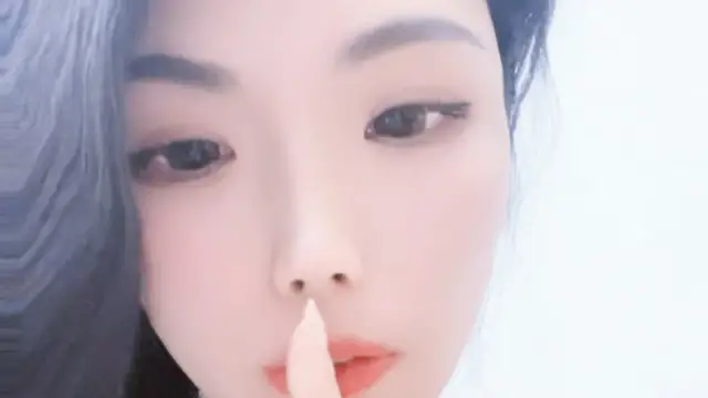 【禁漫直播】紅色絲襪電擊調教,上帝視角深喉懟嘴,沙發上一頓猛插,淫水全是