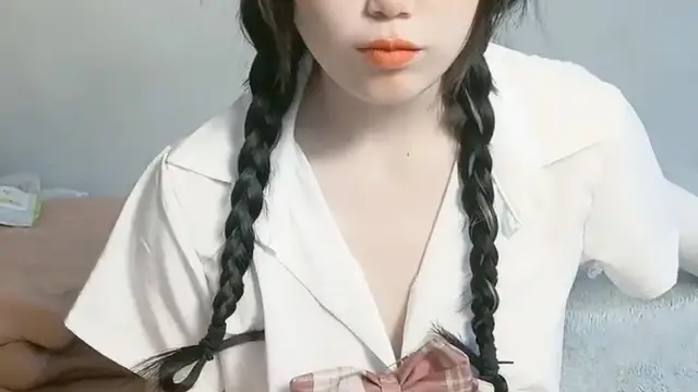 [直播] 最新下海小仙女 【純欲小白兔】 扎著兩隻辮子的小妹 被兩個男的輪番幹 颳了毛內射 真猛真精彩 2
