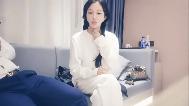 麻花辮極品氣質校花級別外圍美女