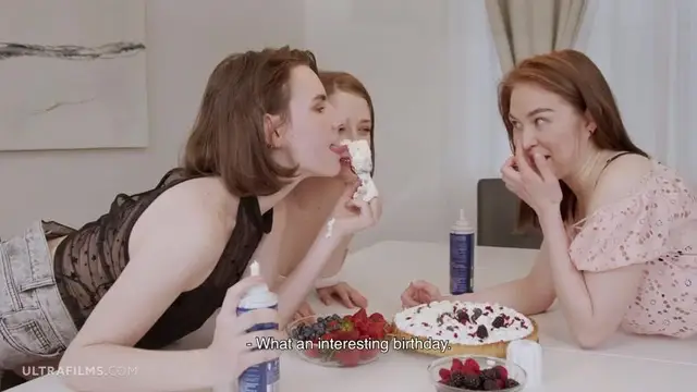 三位美女一邊吃奶油水果派一邊互舔白虎小逼